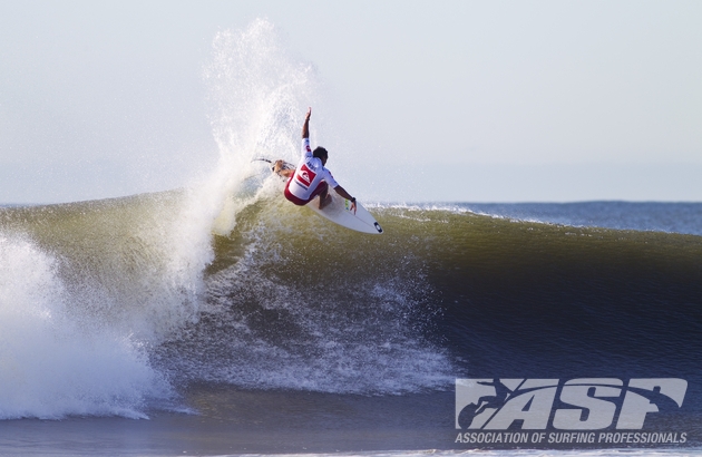 Jadson André aproveitando o melhor momento do mar em NY. Foto: ASP/Kirstin.