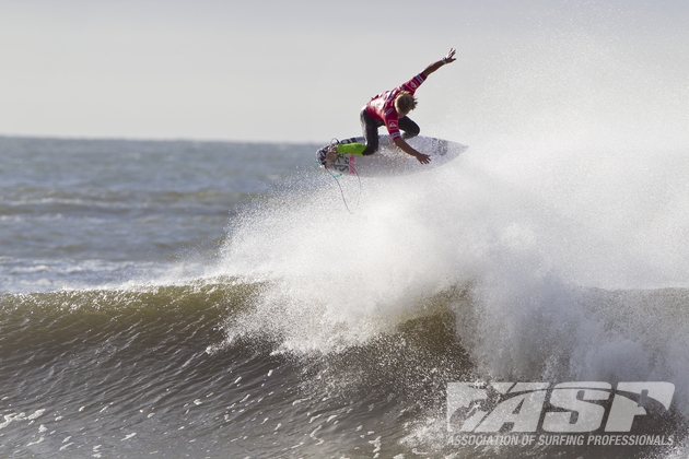 Kerr invertendo tudo no Quiksilver Pro New York. Foto: ASP/Rowland.