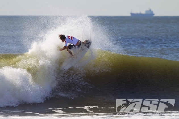 J Wilson soltando a rabeta de backside em Long Beach. Foto: ASP/Kirstin