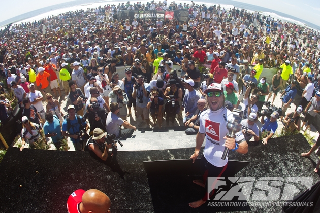 Owen comemorando com a multidão no Quiksilver Pro New York. Foto: ASP/Kirstin