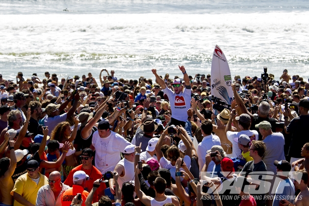 Owen Wright no meio da multidão em Long Beach. Foto: ASP/Rowland.