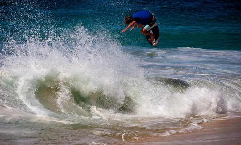 Isaac Zoller em um aéreo de backside ©SkimOnline