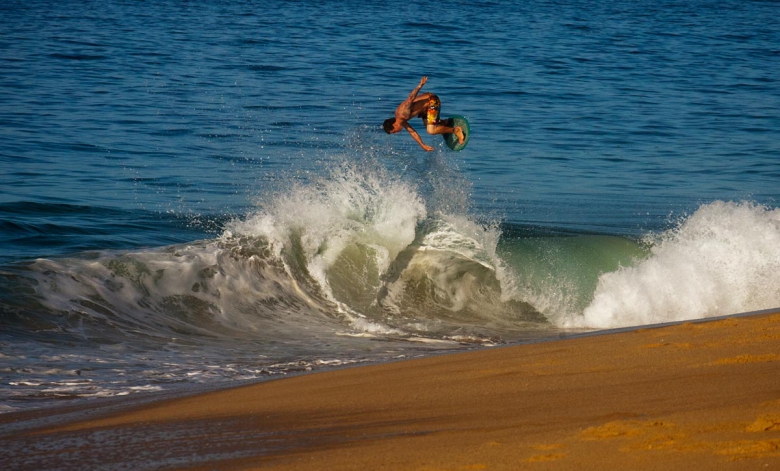 Brandon Sears em um dos seus clássicos aéreos de backside ©SkimOnline