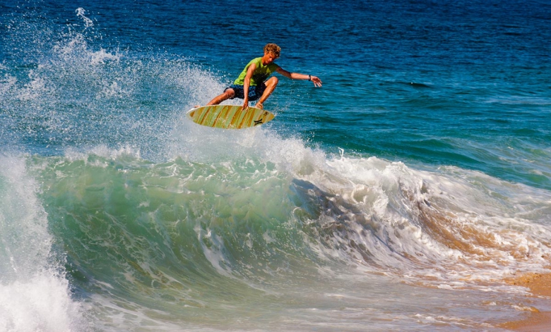 Blair Conklin em um estiloso aéreo de frontside. ©SkimOnline